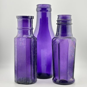 Lot de 3 bouteilles en verre violet vintage, lot de bouteilles de collection lilas anciennes d'avant 1915
