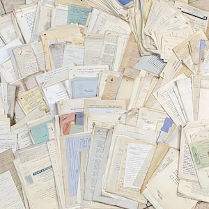 Conjuntos de documentos antiguos (décadas de 1860 a 1940): cartas mecanografiadas o manuscritas, libros de contabilidad y cartas antiguas, sobres, fotos y titulares de facturas.