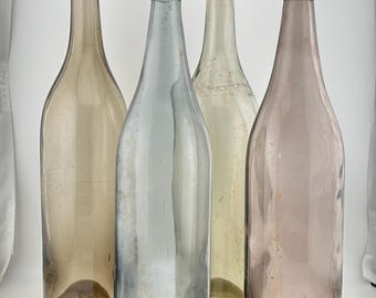 Lot de 4) ensemble de bouteilles en verre antiques : améthyste, jaune, turquoise, violet-décor, bouteilles, bouteilles/pots. Lot d'artisanat vintage. Objets de collection