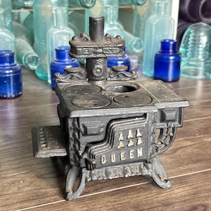 Decoración vintage de estufa de leña pequeña de hierro fundido - Horno Queen. Estilo de muestra de vendedor. Decoración antigua, lote en miniatura. Un regalo precioso. Coleccionable.