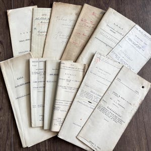Lotto di documenti legali antichi dattiloscritti/manoscritti. Documenti con penna stilografica. Contabilità/ricevute d'epoca. Vecchie lettere. Documenti giudiziari. Stili di contabilità.