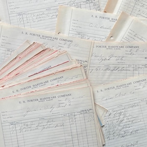 Könnte beinhalten: Eine Sammlung alter Rechnungen und Quittungen der E. R. Porter Hardware Company. Die Papiere sind gealtert und enthalten handschriftliche Details, darunter Bestellnummern, Daten und detaillierte Listen. Die Rechnungen sind in verschiedenen Größen.