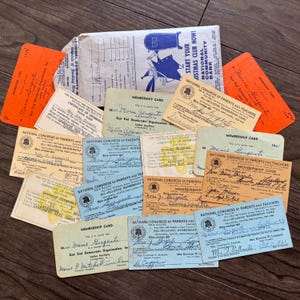 Lot de cartes de membre anciennes, permis, cartes de club-papier éphémères/pièces de scrapbooking. Lot de journaux indésirables, artisanat - Billets coupons. Pack d'artisanat