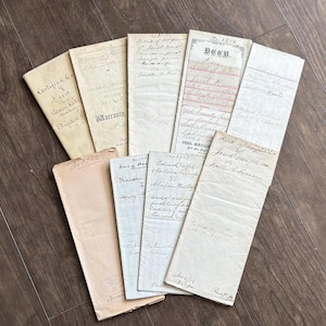 1 Documento de escritura de compraventa antiguo (décadas de 1870-1910), mecanografiado/manuscrito. Documentos a pluma estilográfica. Contabilidad/recibos antiguos, cartas antiguas. Sobres.