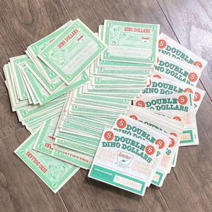LOTES DE 5) Billetes rasca y gana antiguos - Dino Dollars, años 60. Papel efímero/piezas para scrapbooking. Lote para diarios basura, manualidades. Lote de cupones.
