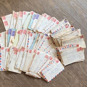 Cartas a soldados de las décadas de 1940 y 1950. Documentos personales manuscritos, sobres franqueados, notas de orgullo estadounidense y correspondencia en el campo de batalla. Lotes de guerra del ejército.