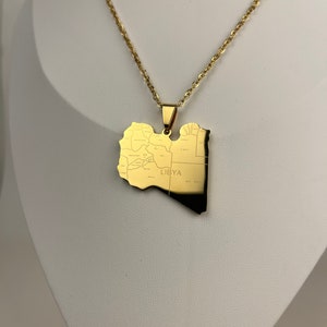 Collar con el mapa de Libia