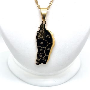 Collar con el mapa de Dominica