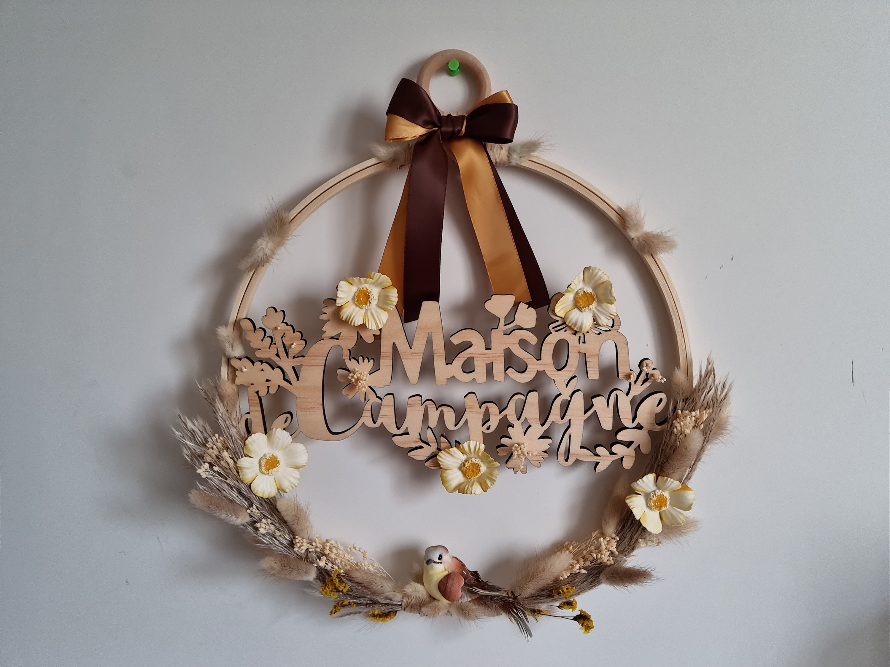 Tambour de Broderie Artisanal avec Plaque en Bois Décoré Fleurs Séchées Un Oiseau Maison de Campagne