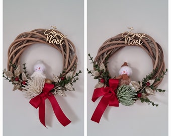 Mini traditional wicker wreath decorated with small Christmas character and Christmas flowers "MINI BONHOMME aux BAIES"