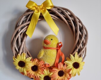 Artisanal wreath in gray wicker decorated with a daisy chick for Easter "POUSSIN AUX FLEURS"