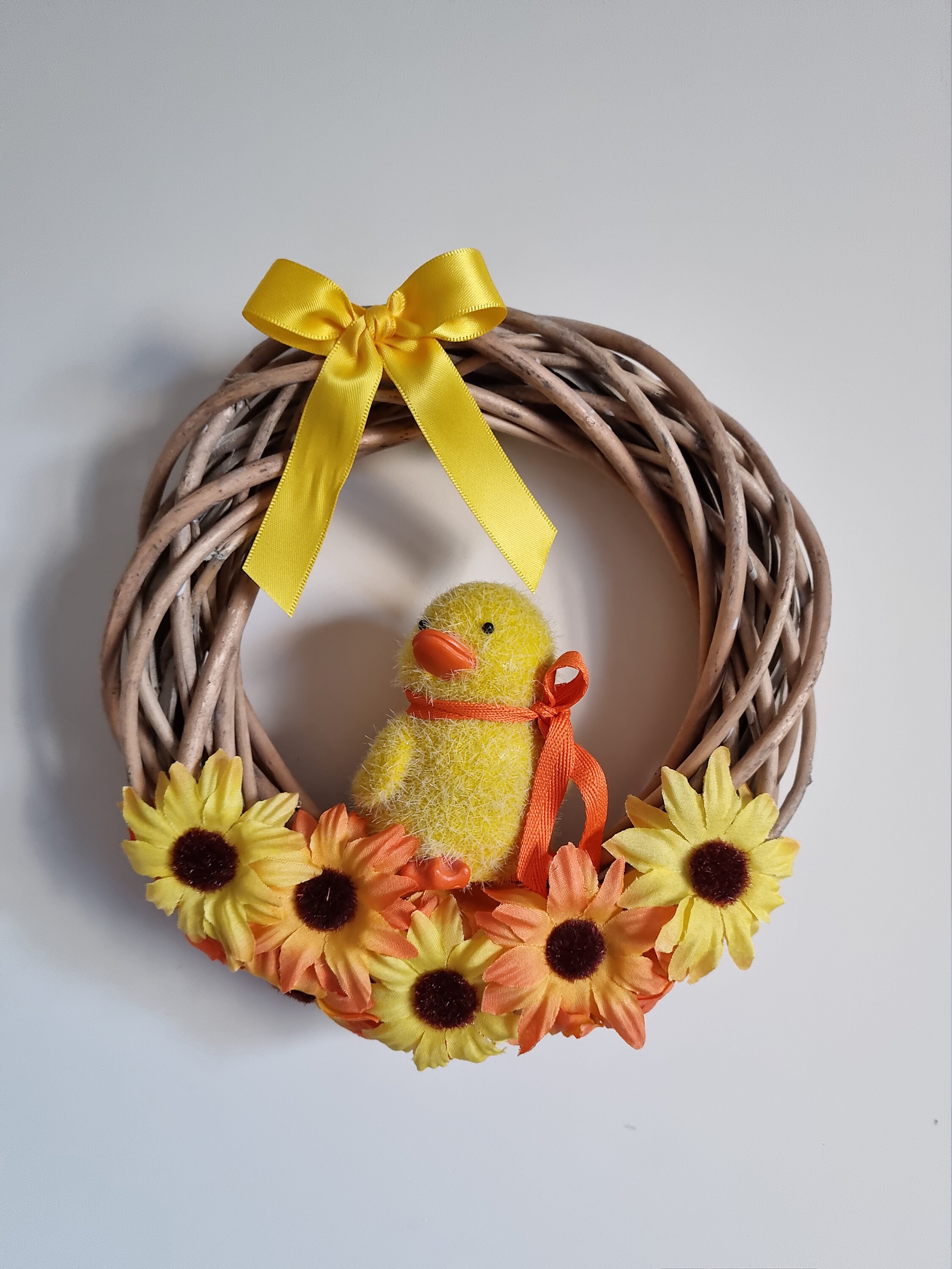 Couronne Artisanale en Osier Gris Décoré d'un Poussin de Marguerites Pour Pâques Poussin Aux Fleurs