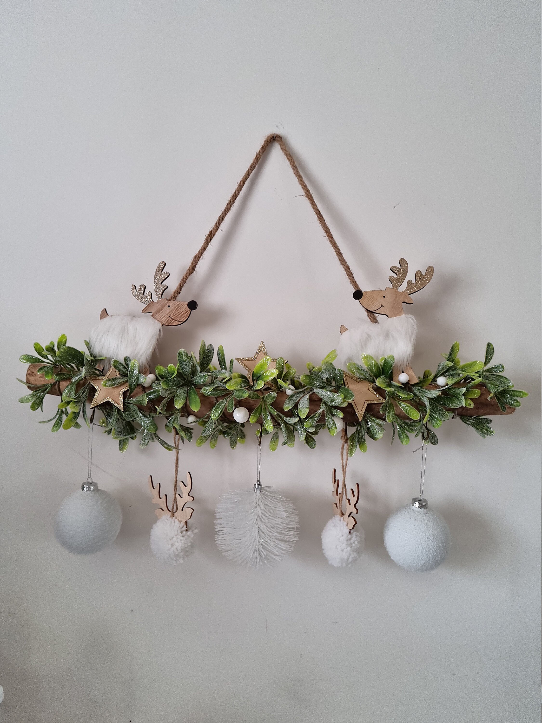 Branche en Bois Artisanale Décoré Petits Cerfs Blancs Guirlande Verte Pailleté Étoiles et Boules Pet