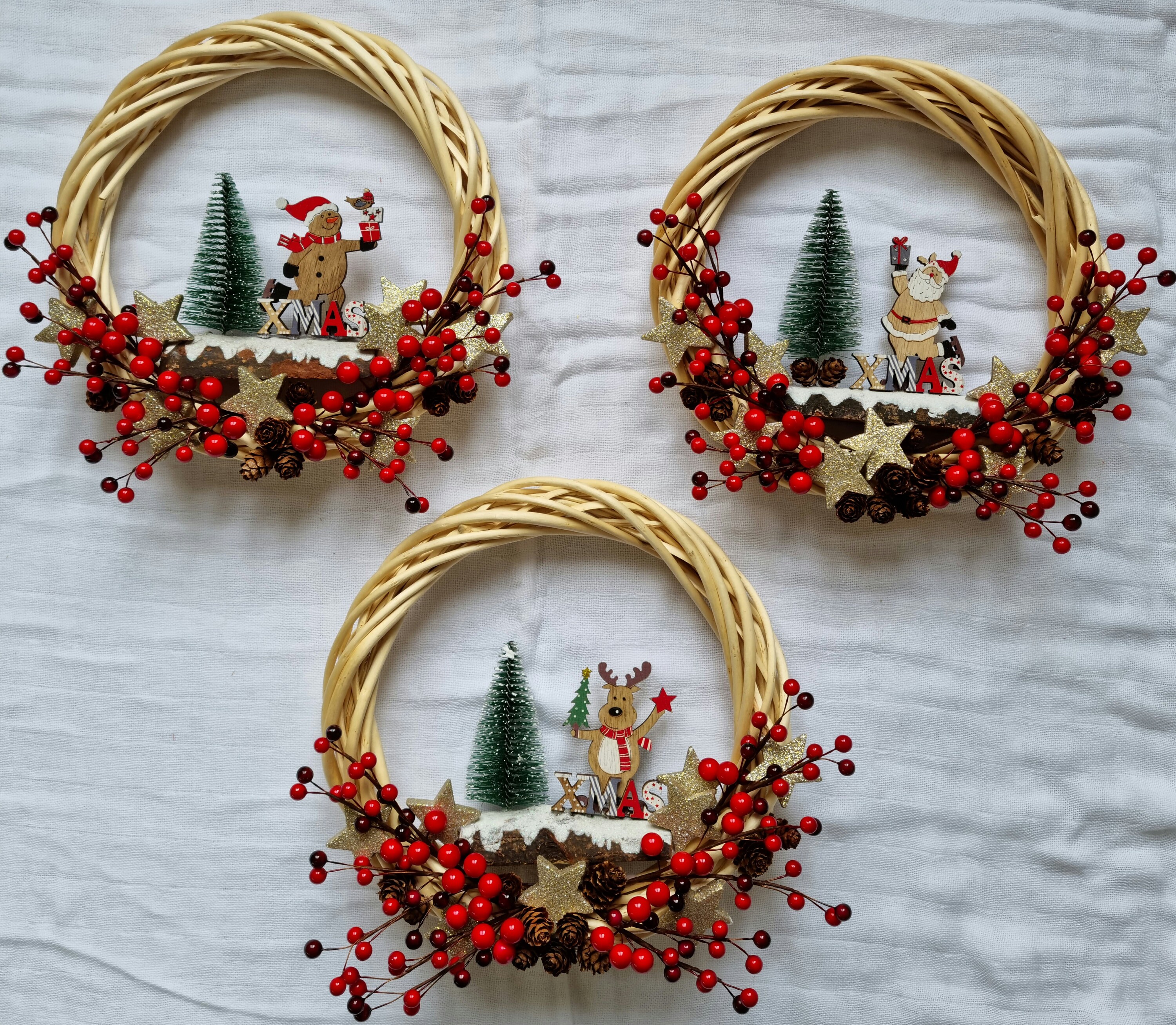 Couronne Décorative Artisanale en Osier Brun Baies Rouge Pomme de Pin et Père Noël Personnages de No