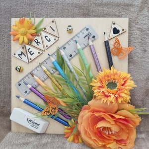 Placa de madera cruda hecha a mano decorada con flores naranjas y amarillas, borrador de letra de lápiz de color para regalo de maestro "GRACIAS JOYOUS"