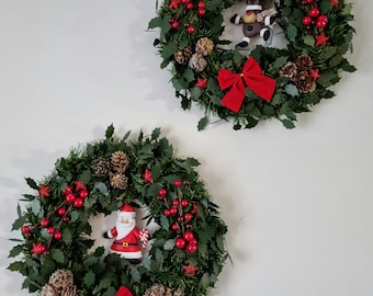 Mini Christmas wreath in artificial fir decorated for Christmas with Christmas figurine of holly and pine cones "MINI CHRISTMAS WREATH"