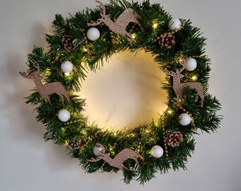 Couronne en sapin artificiel lumineuse bien touffu décoré de cerfs doré de perle de boule et des pommes de pin pour noël "RONDE DES CERFS"