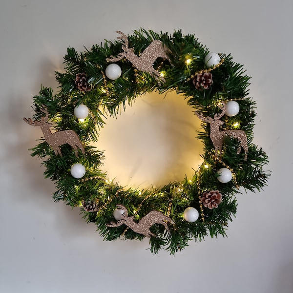 Couronne en sapin artificiel lumineuse bien touffu décoré de cerfs doré de perle de boule et des pommes de pin pour noël "RONDE DES CERFS"