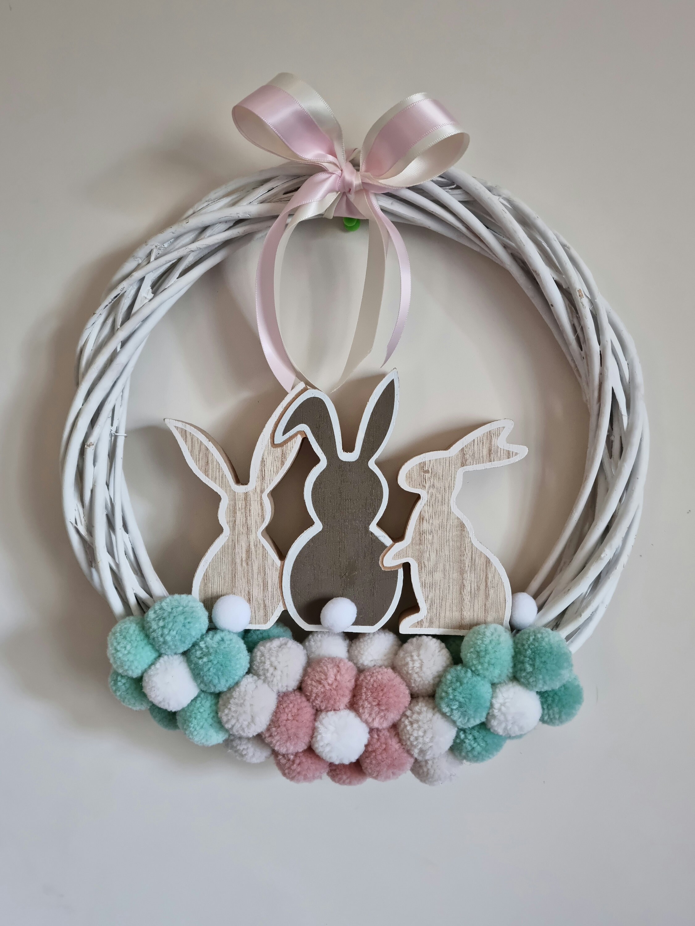 Couronne Artisanale en Osier Blanc Décoré de Lapins Pompons et d'un Ruban Pour Pâques Lapins de Reve