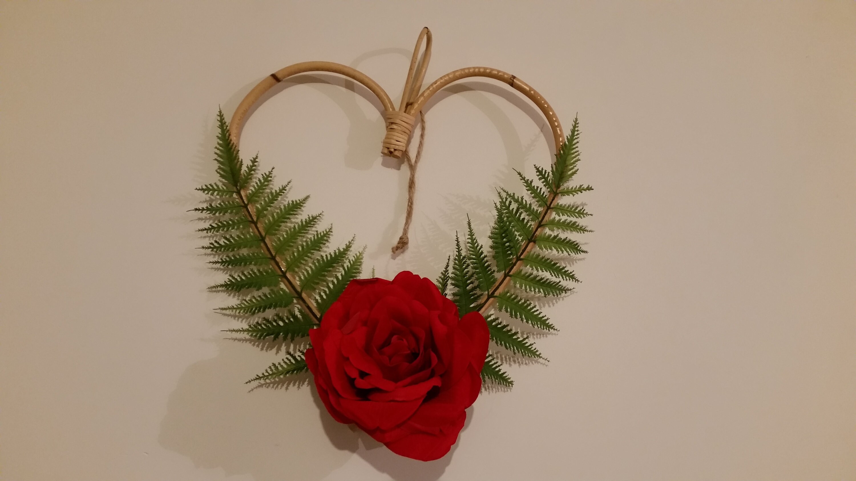 Cœur en Bois Fougère et Rose Rouge Pour La St Valentin Coeur Rouge