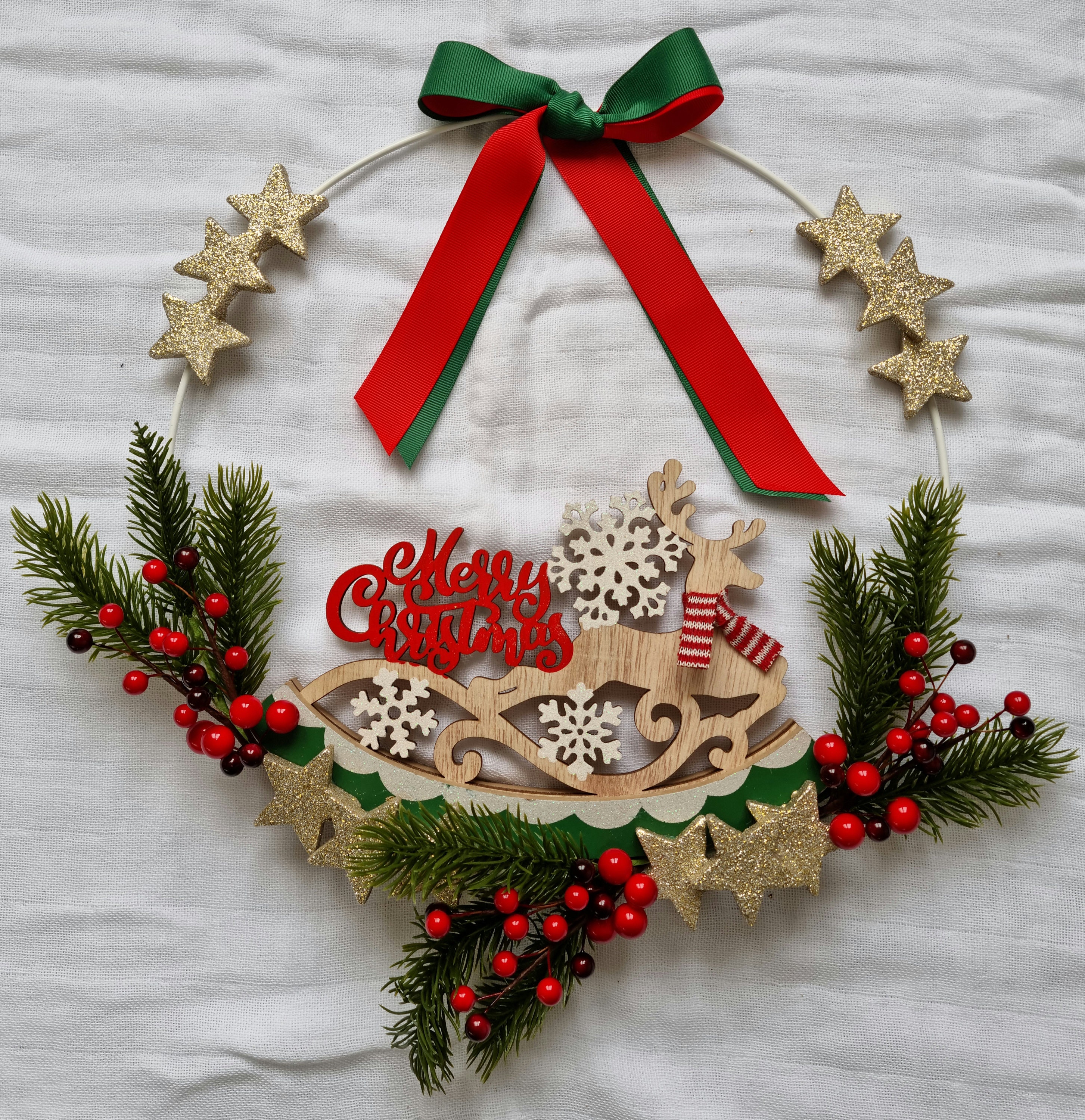 Cercle Décoratif en Métal Blanc Cheval à Bascule Baie Rouges Sapin et Étoiles Cheval A Bascule