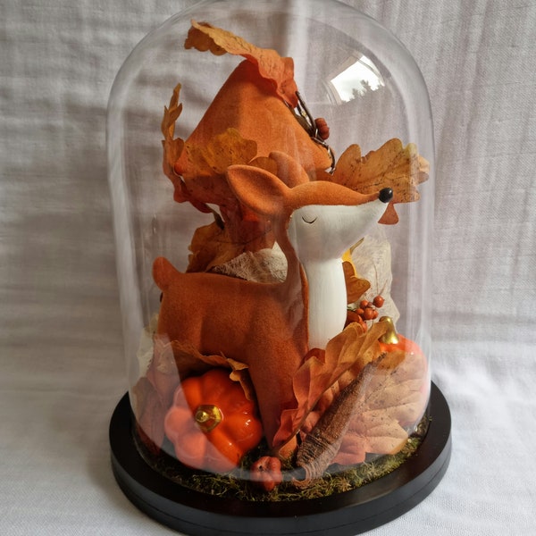 Cloche en verre décoré thème automne avec un faon un champignon une guirlande de feuilles de la mousse des citrouilles "FORET ENCHANTEE"