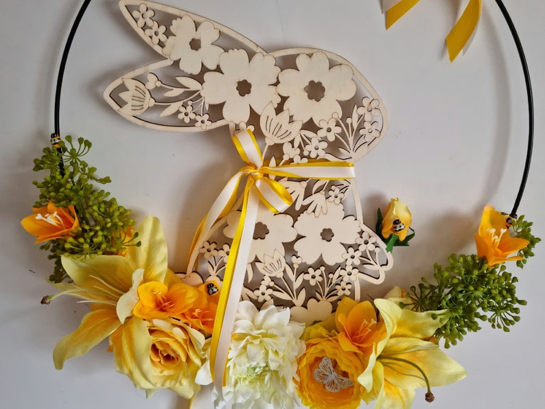 Black metal circle decorated for Easter with a wooden rabbit, a lotus, lilies, roses and greenery VIVE LE PRINTEMPS image 10