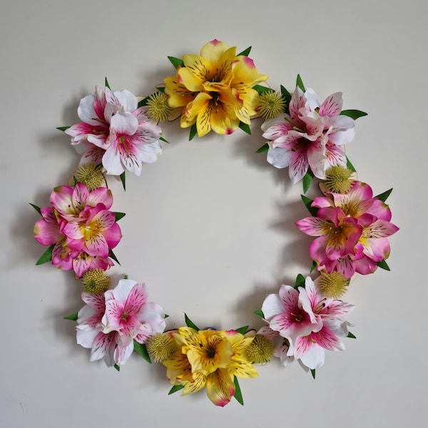 Cercle en bois bouts formes de feuilles décoré de fleurs alstromeria boule verte et hortensia "RONDE AUX ALSTROMERIA"