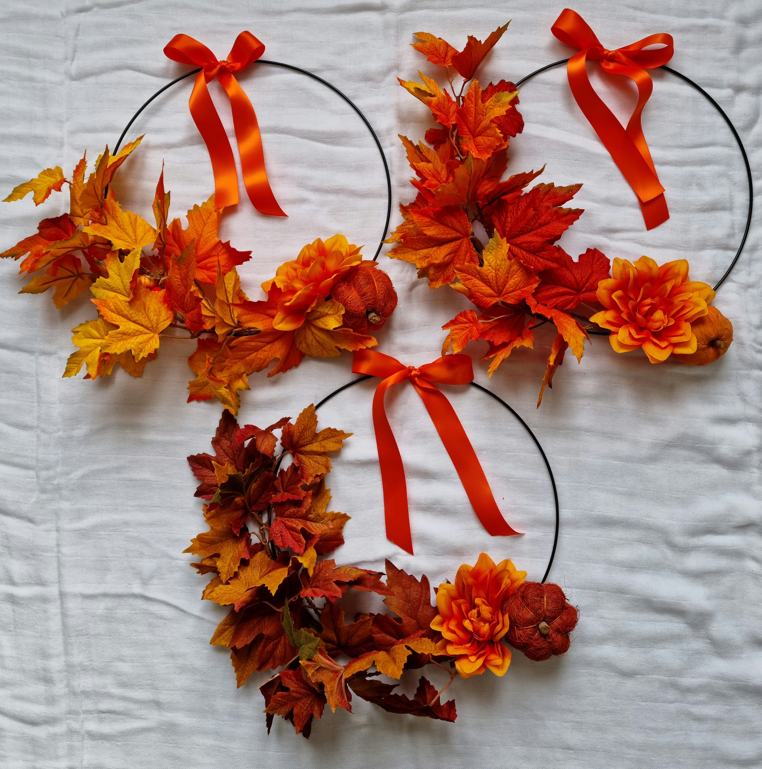 Cercle Fleuri en Métal Noir Feuilles Automnales Fleurs Orange et Potiron L' Automne