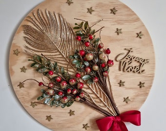 Round plate in artisanal raw wood decorated with peacock feather of red berries of a ribbon and stars "PEACOCK WITH BAYS"