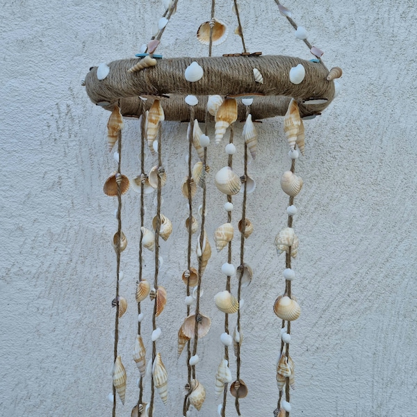 Carillon couronne en osier recouverte de corde en jute décoré de coquillage "SOUS L'OCÉAN"