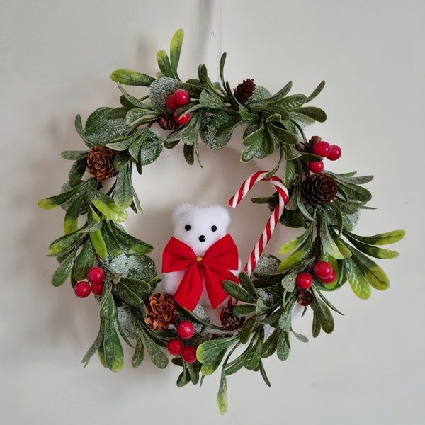 Couronne en neige décoré avec un petit ours une guirlande de houx des pommes de pins "PETIT OURS"