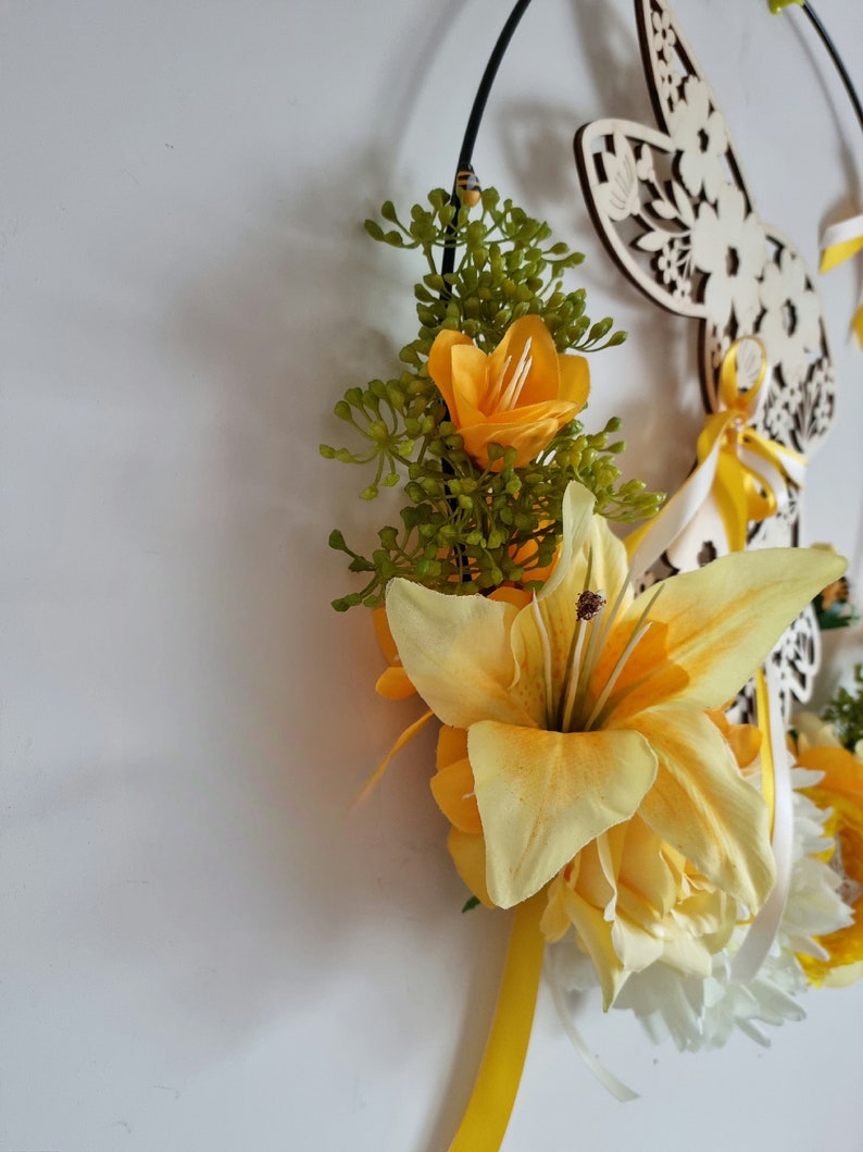 Black metal circle decorated for Easter with a wooden rabbit, a lotus, lilies, roses and greenery VIVE LE PRINTEMPS image 6