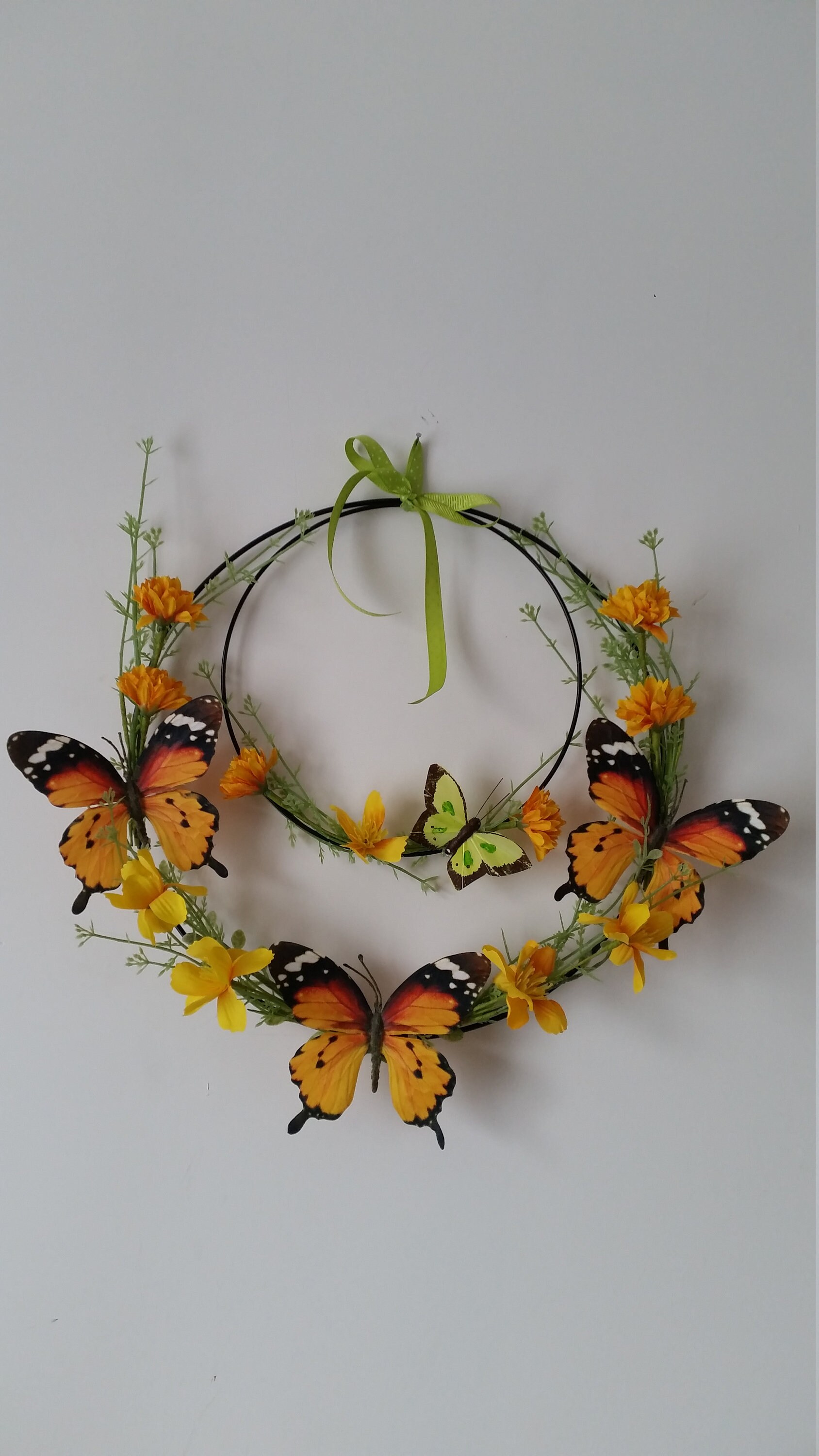 Cercle Décoratif Fleuri en Métal Noir Fleurs Des Champs et Papillons Papillons Orange