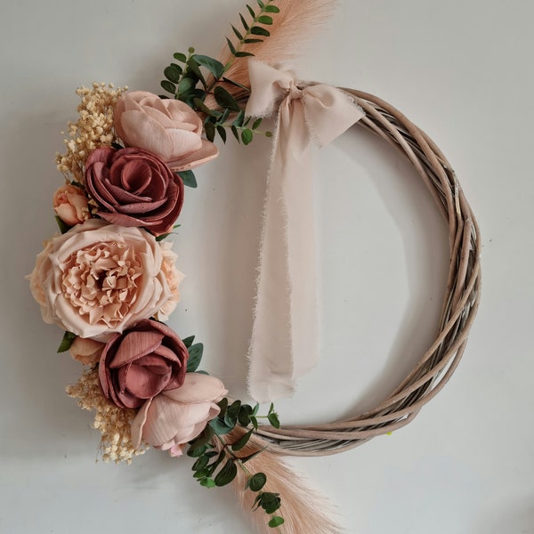 Couronne en osier brun fleuri décoré de feuilles d'eucalyptus de plume de pivoine de rose et ruban organza "EVA"