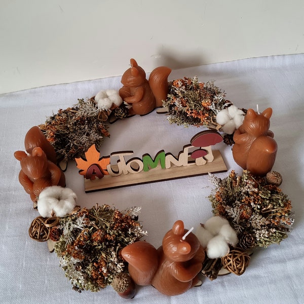 Cercle en bois artisanal décoré de bouquets automnales bougie écureuil fleur de coton gland "RONDE DES ECUREUILS"