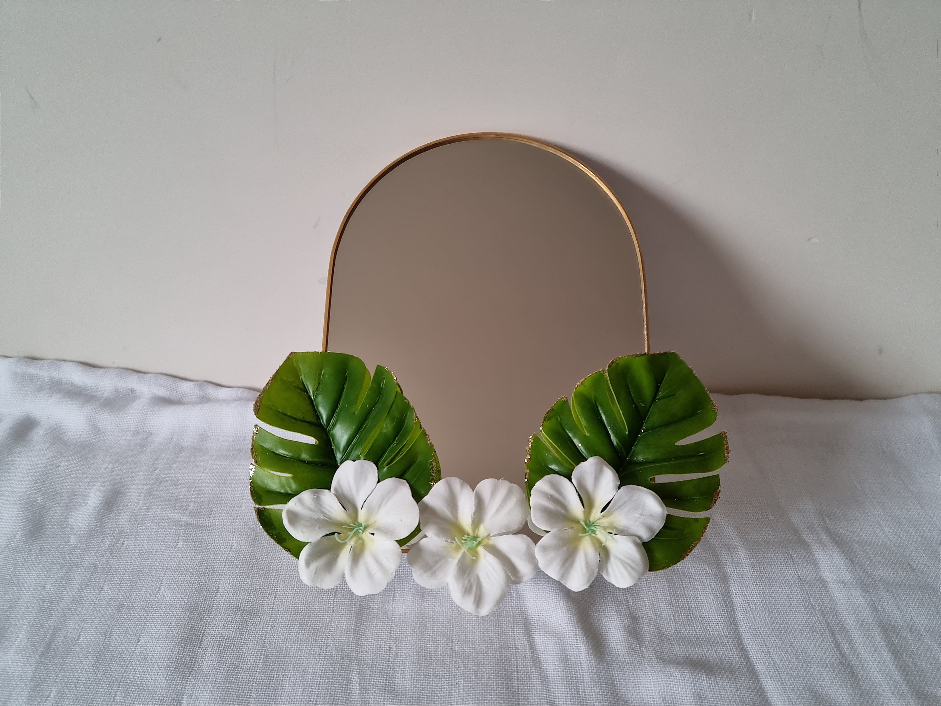 Miroir Doré Forme Demi Cercle Monstera et Petites Fleurs Blanche Miroir Des Iles