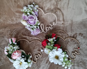 Cercle en bois brut avec écriture love artisanal décoré de roses de gypsophile de renoncule et d'animaux "LOVE"