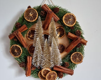 Round plate in handmade raw wood decorated with dried orange cinnamon fir branch golden fir "CINNAMON AND ORANGE"