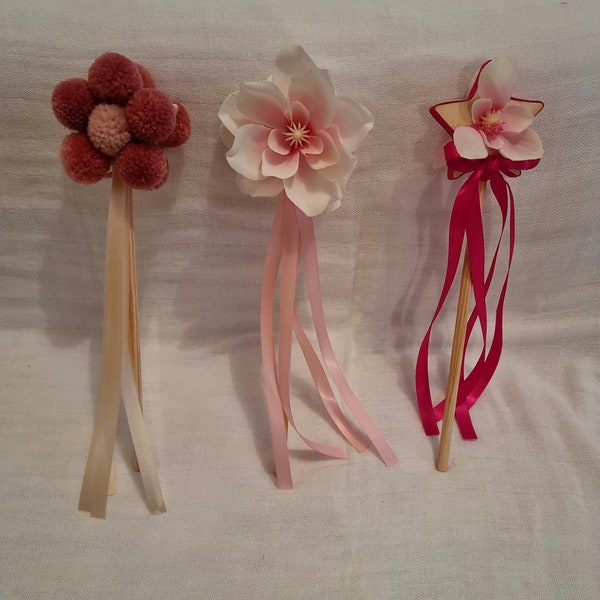 Varitas mágicas en pompones decorados en madera y flores para niños "MAGIC WANDS"