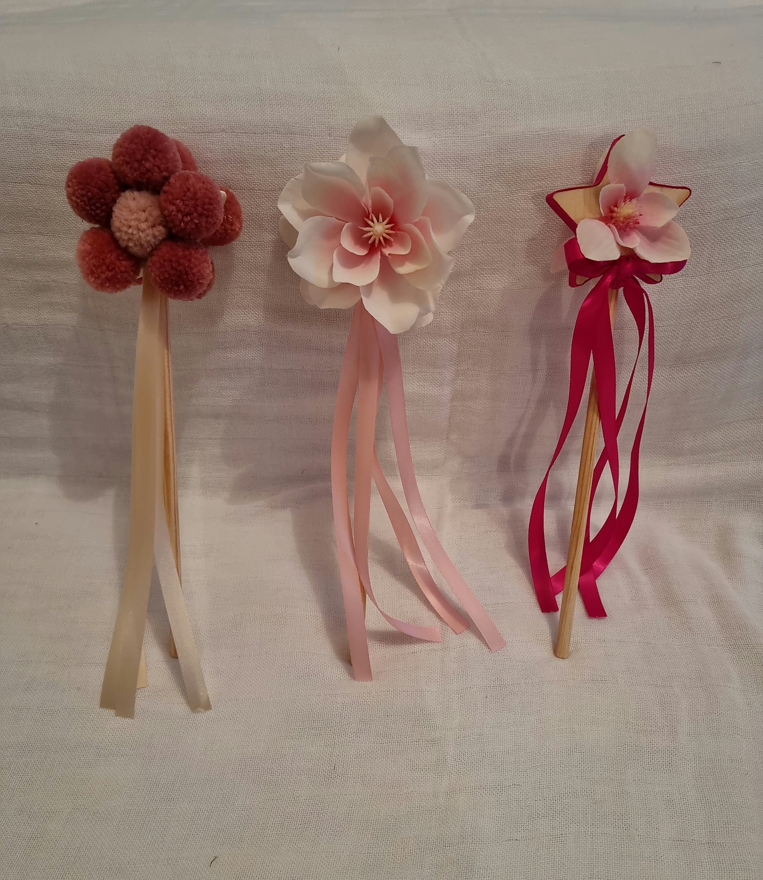 Baguettes Magiques en Bois Décoré Pompons et Fleurs Pour Les Enfants Baguettes Magiques