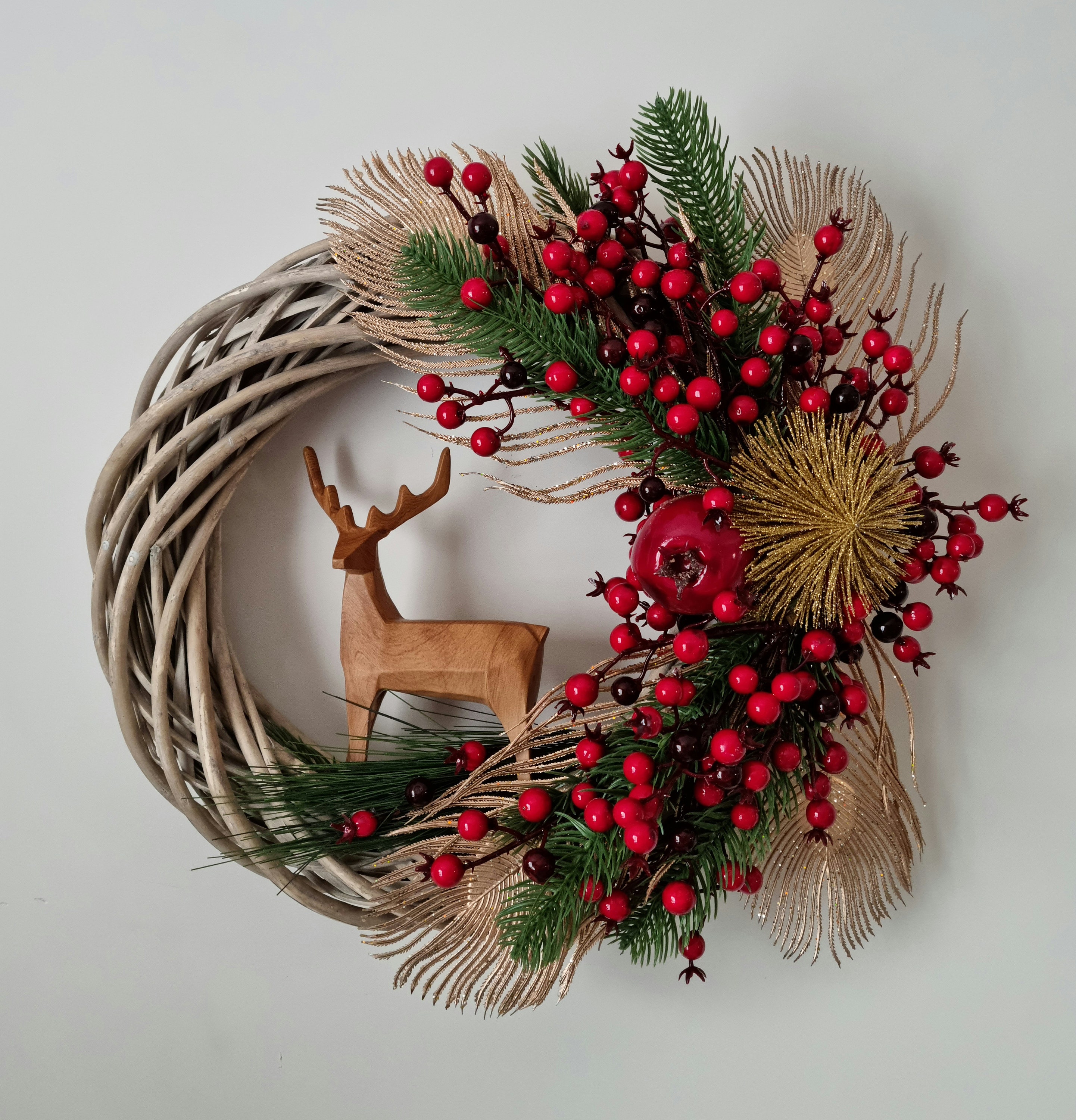 Couronne en Osier Gris Fleuri Artisanale Cerf Baies Rouge Sapin Plume de Paon Cerf Aux Baies Rouges