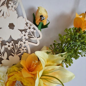 Black metal circle decorated for Easter with a wooden rabbit, a lotus, lilies, roses and greenery VIVE LE PRINTEMPS image 4