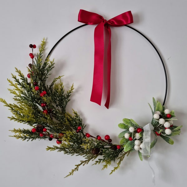 Set de 2 couronnes en métal noir branche de sapin, baies rouges et petit bouquet "BAIE ROUGE"