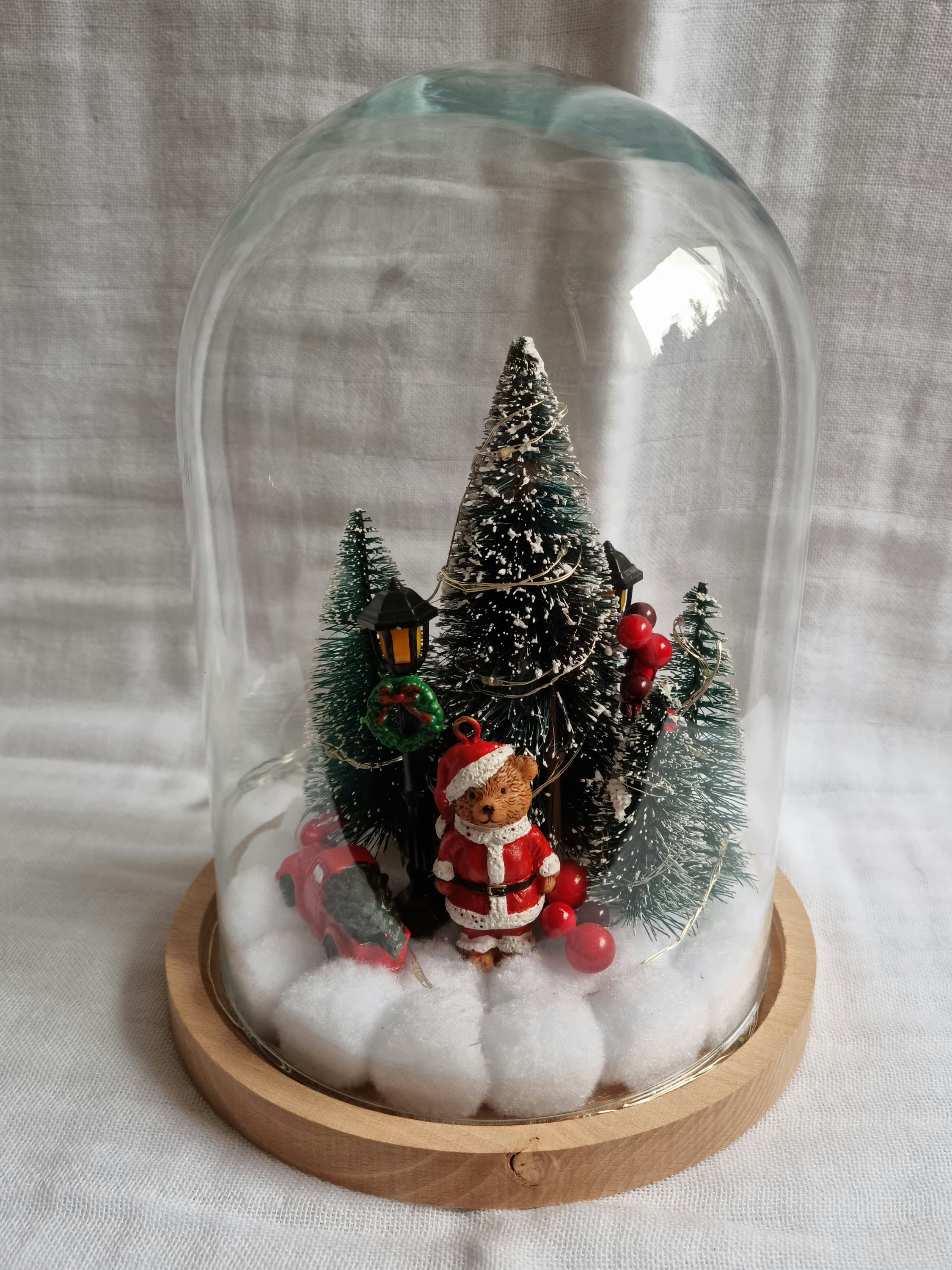 Objet déco de Noël : la voiture rouge du Père-Noël 21 cm