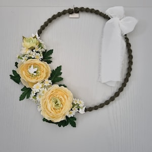 Metal circle covered with handmade macramé cotton decorated with yellow chamomile ranunculus and white doves &quot;FLOWER MACRAME&quot;