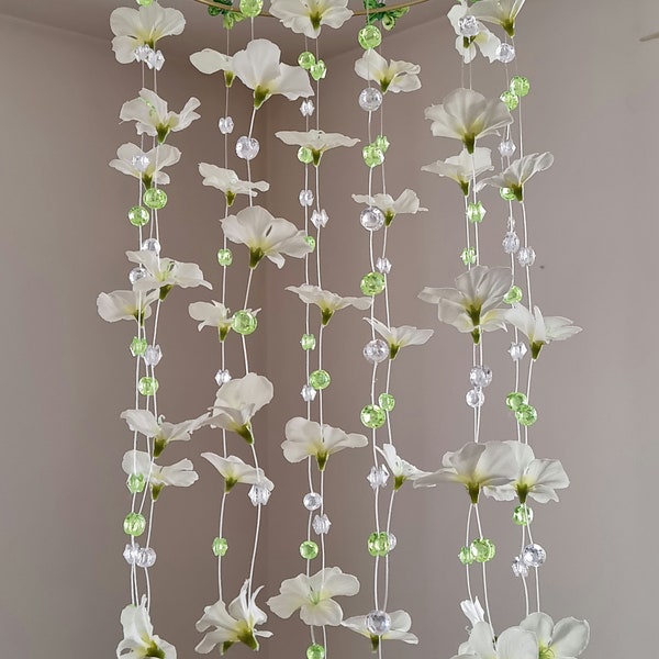 Mobile artisanal avec un cercle métal doré fil de nylon fleurs blanche diamant et papillons pour chambre d'enfant "MOBILE DES ILES"