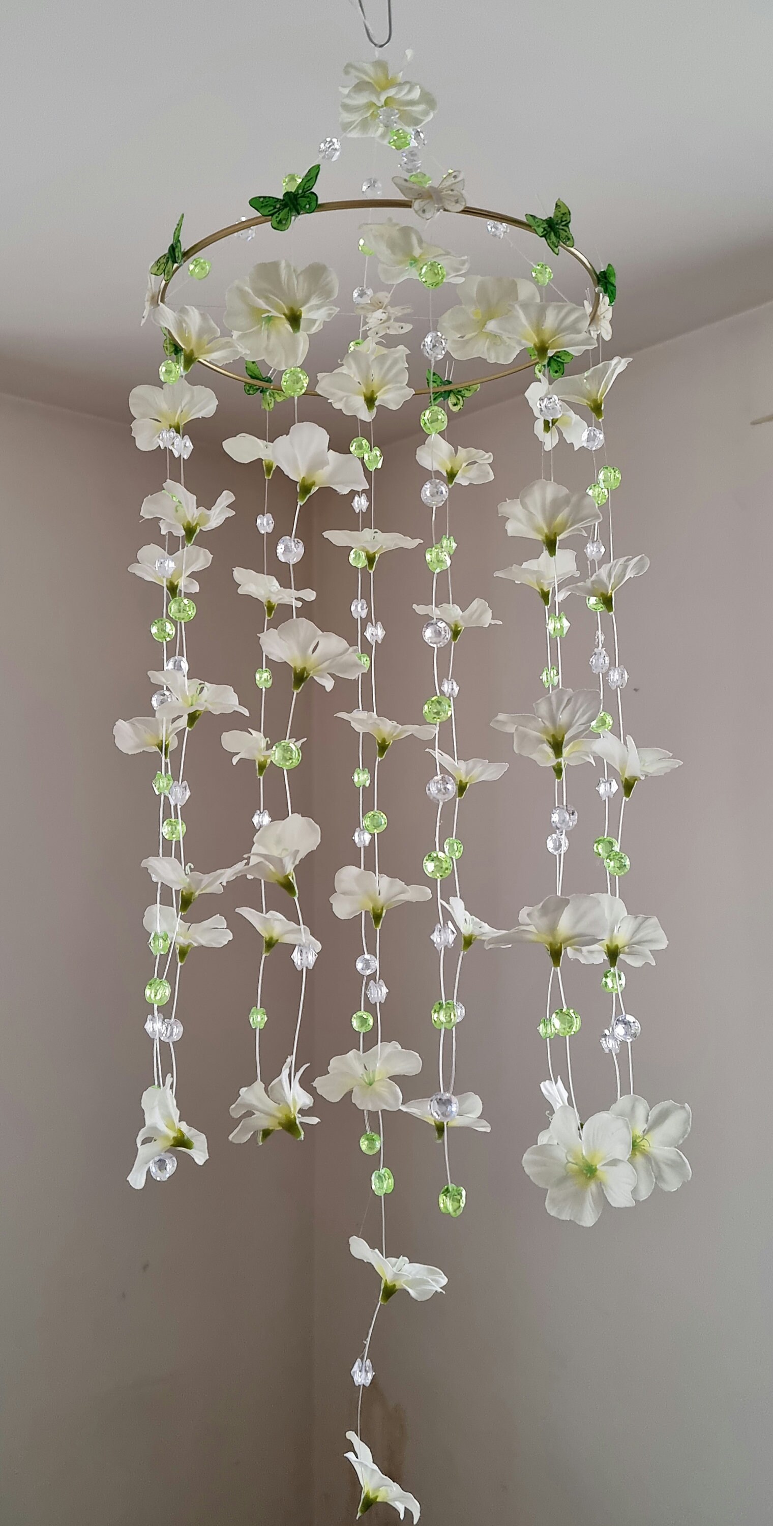 Mobile Artisanal avec Un Cercle Métal Doré Fil de Nylon Fleurs Blanche Diamant et Papillons Pour Cha