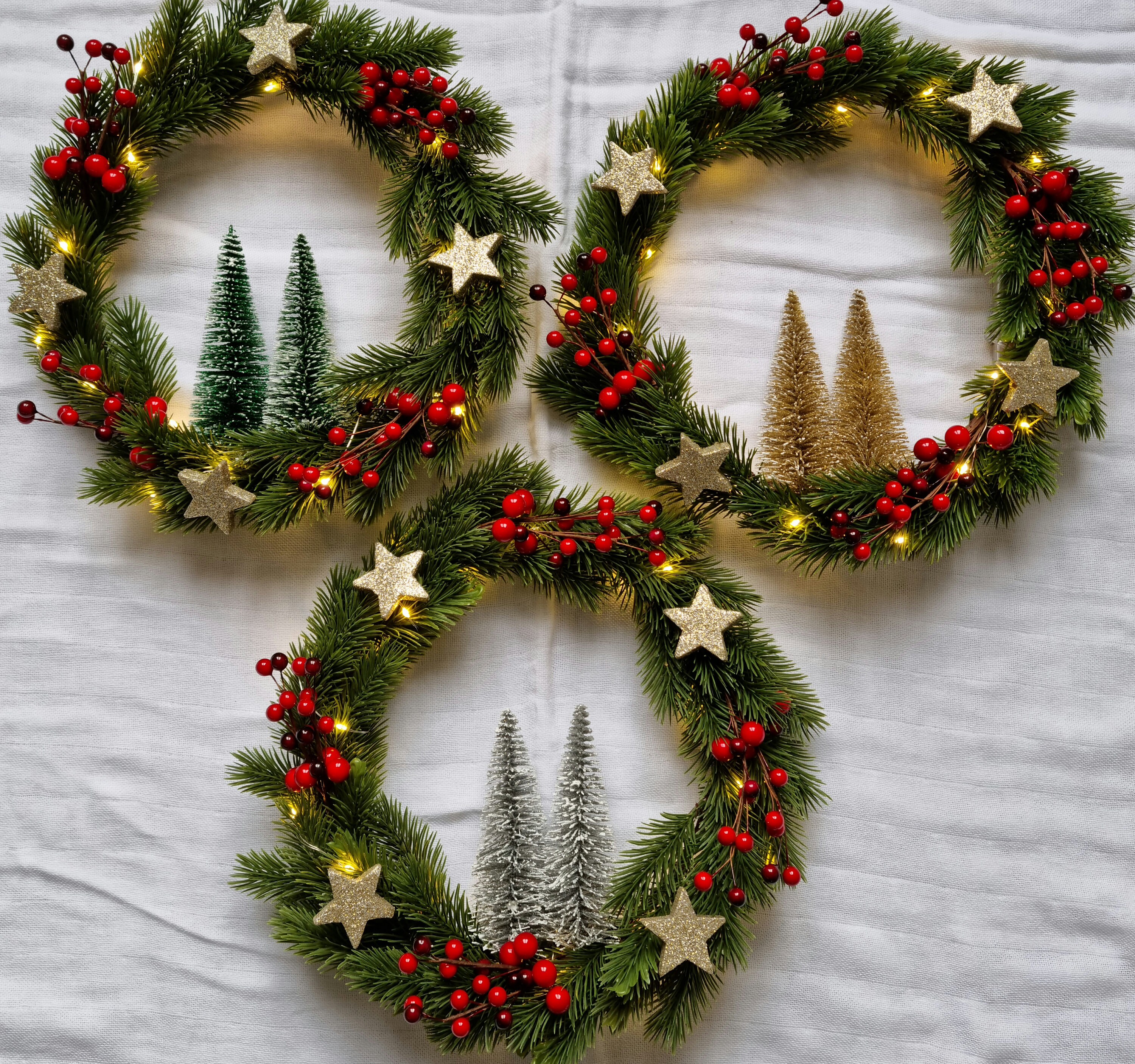 Couronne Décoré en Sapin Vert Lumineux Baie Rouges et Étoiles Sapin Lumineux