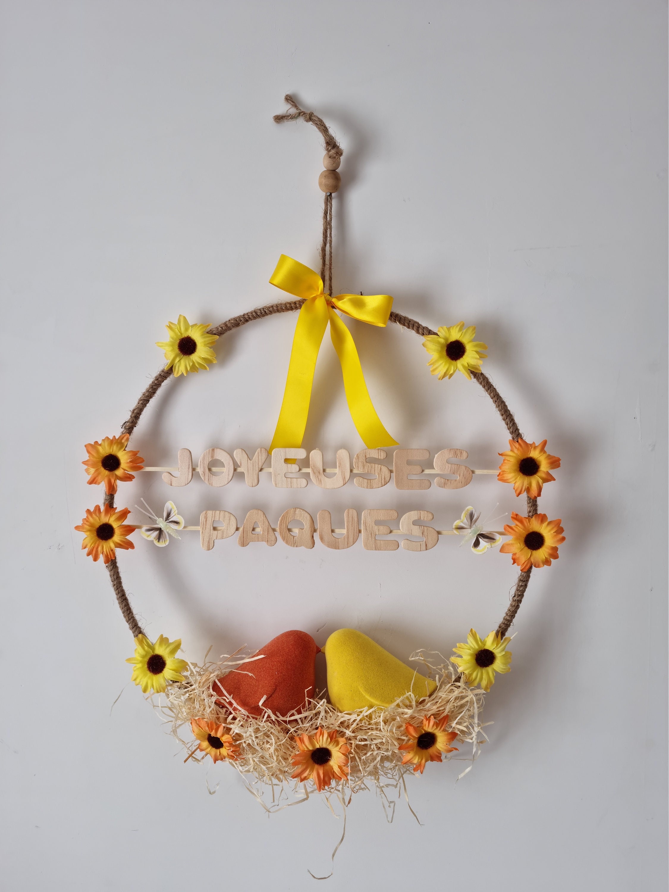 Cercle en Corde Fleuri Décoré d'oiseaux de Marguerites et d'une Inscription Joyeuses Pâques Pour Joy
